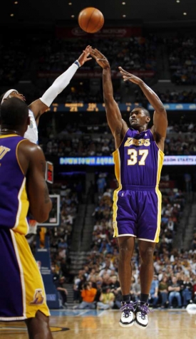 Ron Artest v dresu Los Angeles Lakers.