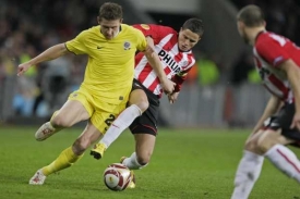 Sparťan Juraj Kucka (ve žlutém) v utkání s nizozemským PSV Eindhoven.