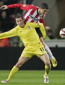 Sparťan Igor Žofčák (ve žlutém) v utkání proti PSV Eindhoven.