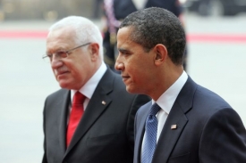 Češi nejvíc věří podle průzkumu Baracku Obamovi (vpravo) i Klausovi.