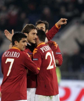 Fotbalisté AS Řím se radují z postupu do jarní fáze Evropské ligy.