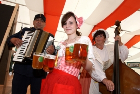 Pivo a hezká děvčata turisty stále lákají (ilustrační foto).