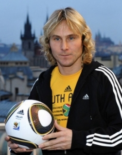 Pavel Nedvěd v Praze představil míč pro MS.