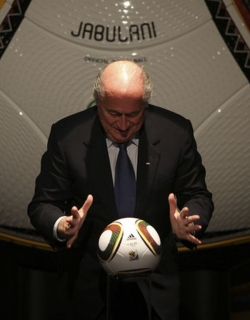 Sepp Blatter, prezident FIFA, při losu MS.