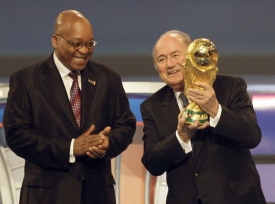 Šéf FIFA Sepp Blatter s pohárem pro mistra světa.