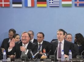 Ministři zahraničí NATO a spojenců jednají v Bruselu o Afghánistánu.