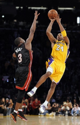 Kobe Bryant umí střílet koše ze všech pozic.