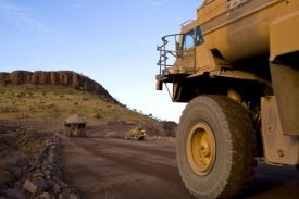 Obří těžební náklaďák Rio Tinto v Západní Austrálii.