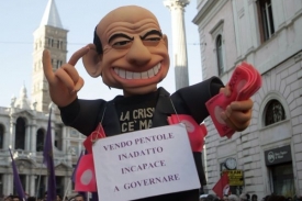 Desetitisíce demostrantů vyzvalo Berlusconiho k odchodu z politiky.
