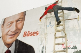 Dosavadní prezident Traian Basescu je favoritem prezidentských voleb.