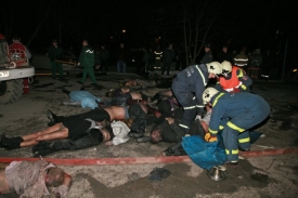 Záchranáři vynášejí bezvědomé raněné.