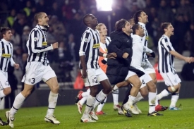 Hráči Juventusu se radují z vítězství nad Interem Milán.
