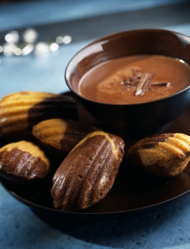 Vanilkové madlenky jsou dobré pocukrované i namočené v čokoládě.