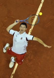 Jan Hájek ve finále Davisova poháru podává proti Rafaelu Nadalovi.