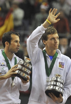 Tomáš Berdych (vpravo) s Radkem Štěpánkem s poháry pro finalisty.
