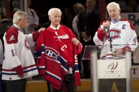 Gordie Howe (uprostřed) při oslavách stoletého výročí Montrealu.