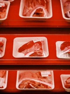 Češi prý častěji nakupují maso a uzeniny v supermarketech.