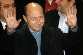 Traian Basescu zvítězil těsně před Geoanaou.