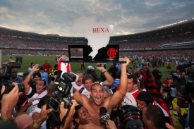 Adriano s trofejí na legendárním stadionu Maracaná.