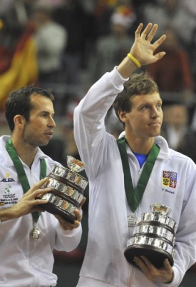 Tomáš Berdych (vpravo) s Radkem Štěpánkem po finále Davis Cupu.