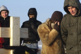 Lidé truchlí na hřbitově v Permu.