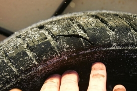Podhuštěné pneumatiky častěji potká defekt.