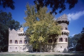 Janohrad leží v parku zámku v Lednici.