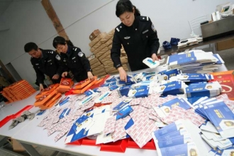 Policie v Pekingu zabavuje falešné léky.