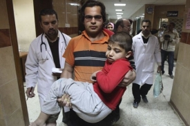 Irácký chlapec zraněný při výbuchu bomby v Bagdádu.