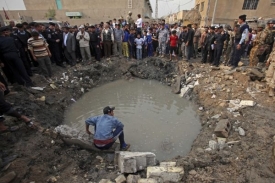 Kráter, který zbyl po výbuchu bomby v Sadr City.