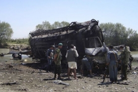Shořelá cisterna po útoku letounů NATO u afghánského Kunduzu.