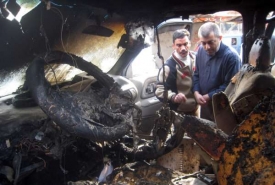 Zničené auto po výbuchu v Bagdádu.