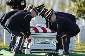 Více vojáků rovná se více mrtvýc. Návrat 'domů' - hřbitov Arlington.