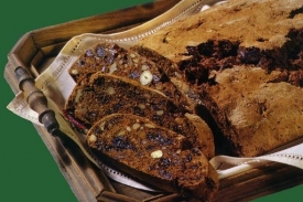 Rakouskou vánoční specialitou je sladký chléb se sušenými švestkami.