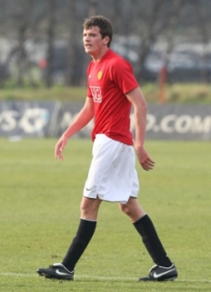 Mladík Oliver Gill. Jeho otec šéfuje Manchesteru United.