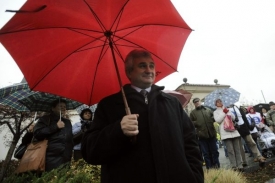 Učitele přišel před sněmovnu podpořit i předseda odborářů Milan Štěch.