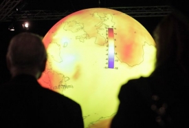 Model Země v Kodani ukazuje na oteplování planety.
