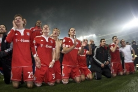 Hráči Bayernu oslavují postup.