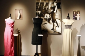 V dražbě bylo prodáno také asi 50 dalších kusů garderoby Hepburnové z