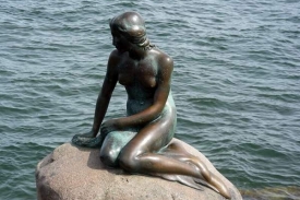 Malá mořská víla, jeden ze symbolů Kodaně, prý nejzelenějšího města.
