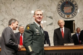 Generál Stanley McChrystal v americkém senátu.