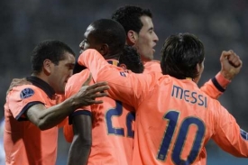 Fotbalisté Barcelony oslavují vyrovnávací gól.