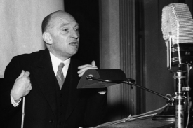 Jaroslav Heyrovský při projevu ve Stockholmu.