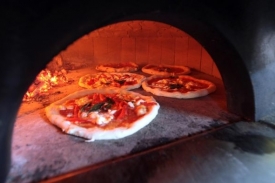 Neapolská pizza může být pečena pouze na kamenné desce.