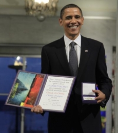 Barack Obama převzal Nobelovu cenu míru.
