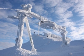 Zasněžené hory netrpělivě očekávají všichni lyžaři.