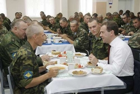 Ruský prezident na obědě s vojáky z Kubinky.