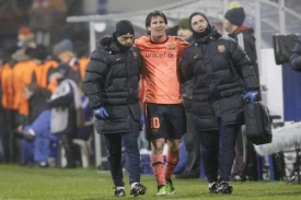 Lionel Messi opouští se zraněním hřiště.