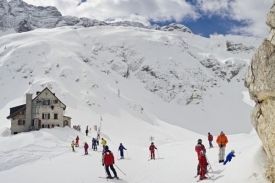 Zahraniční lyžařská centra každoročně obnoví více než stovku lanovek.