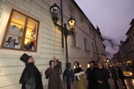 Pražská Nerudova ulice svítí opět plynovými lampami.